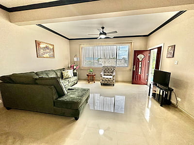 4 guests 2 bedrooms 1 bath