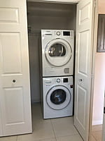 2 bedroom / walk to beach / restaurants / bars by Caselda