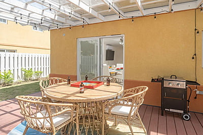 Tropical Bliss 3 bedroom townhouse, walk Doctors Cave & Hip strip