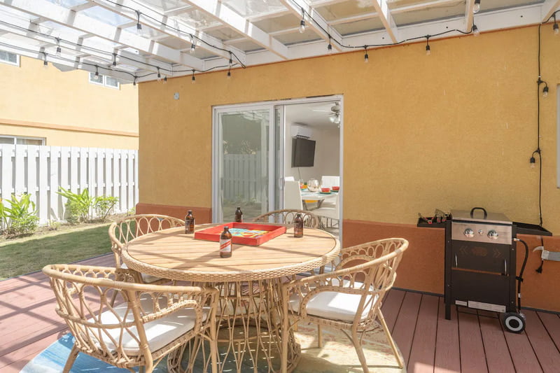 Tropical Bliss 3 bedroom townhouse, walk Doctors Cave & Hip strip