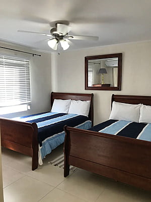 2 bedroom / walk to beach / restaurants / bars by Caselda