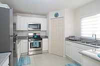Tropical Bliss 3 bedroom townhouse, walk Doctors Cave & Hip strip
